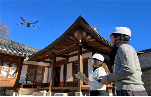 서울시가 전국 최초로 한옥 지붕 점검에 드론을 도입한다.  <사진=서울시>